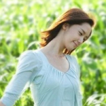 听风看月,意境清纯阳光女头图片