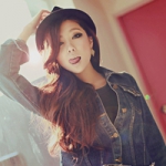 醉倒你怀,时尚漂亮穿牛仔衣服的女头图片