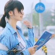 走在凉风中,清新浅蓝色调QQ头像女生图片