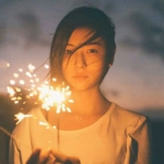 伤感女生手拿烟花意境头像图片
