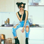 拽拽的穿破洞牛仔裤女头图片