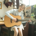 清新弹吉他民谣女头图片