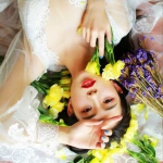 倒躺穿婚纱女头图片