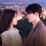 深情甜蜜对视情侣头像图片