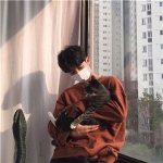 怀里手抱着猫的男头图片