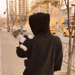 男生抱猫不露脸头像图片