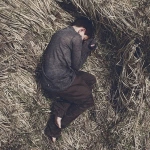 男生孤独颓废卷缩的头像图片