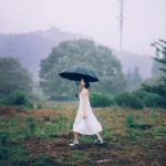 雨天打伞白裙清新女头图片