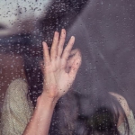 隔着玻璃伤感流泪女头图片