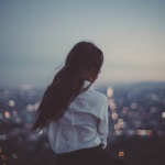 氛围感伤感长发背影女头图片