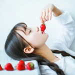 清新女生吃草莓头像图片