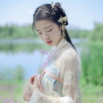 清新拿一朵花古风女子头像图片