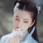 清新伤感闻花古风女头图片
