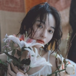 拿花伤感孤独女头图片