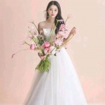浪漫清新婚纱拿花女头图片