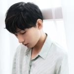 安静伤感低头男头图片