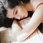 伤感时尚趴在桌子上的女头