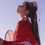 伤感仰头古风红衣女头图片