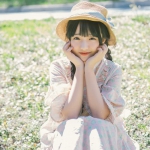 清新干净开心治愈花中女头图片