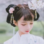 白色干净清新古风女头图片