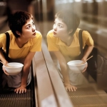 镜子中的自己短发女头图片