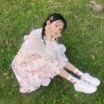 绿草地清新甜美女孩头像图片