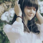 淡淡草季,文艺带耳机女生听音乐头像图片
