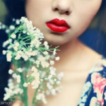 花开静默,唯美女人拿花头像图片