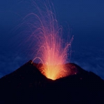 唯美火山口爆发头像图片