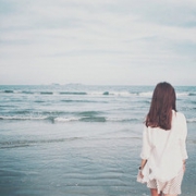 浅唱悲伤,女头背影伤感海边图片