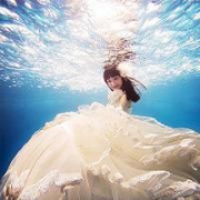 意境十足的水中穿婚纱女头图片,情未央