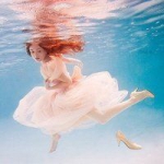 深海水中唯美女头图片,屿蓝深海