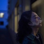 女生颓废堕落喝酒抽烟失落头像图片,淡淡的忧伤