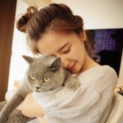 微信唯美女生抱猫头像图片,每天喵一声,心情萌萌哒!