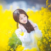 唯美油菜花中微笑女头图片