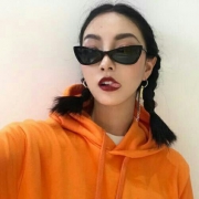咬舌头戴墨镜的酷味女头图片