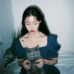 漂亮女生抱宠物头像 高清好看的女生抱宠物清晰头像图片