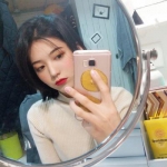 女生单手拿手机照镜子头像 帅气的女生拿手机照镜子拍照头像