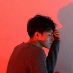 头像男红色背景 高清好看的单身头像男红色图片