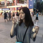 女头真人街拍 高清好看的街头路边背景女头图片