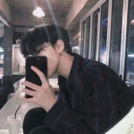 男生手机挡脸个性头像 高清帅气干净的单人男生手机挡脸头像图片