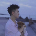男生头像带宠物帅气 好看抱着宠物的男生头像高清图片