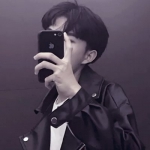 真人拿手机遮脸头像男生帅气图片