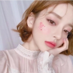 2022女头qq最火高清图片,专注的少女