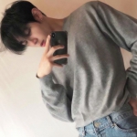 帅气男生手机对着镜子拍照头像图片