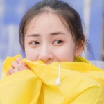 可爱穿黄衣服的女头图片