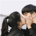 甜蜜的亲亲情头一左一右图片