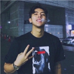 帅气好看比剪刀手的男头图片