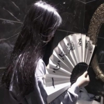 酷酷的拿扇子头像女生图片