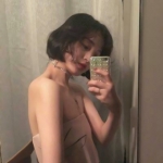 QQ头像女生拿手机自拍挡脸图片